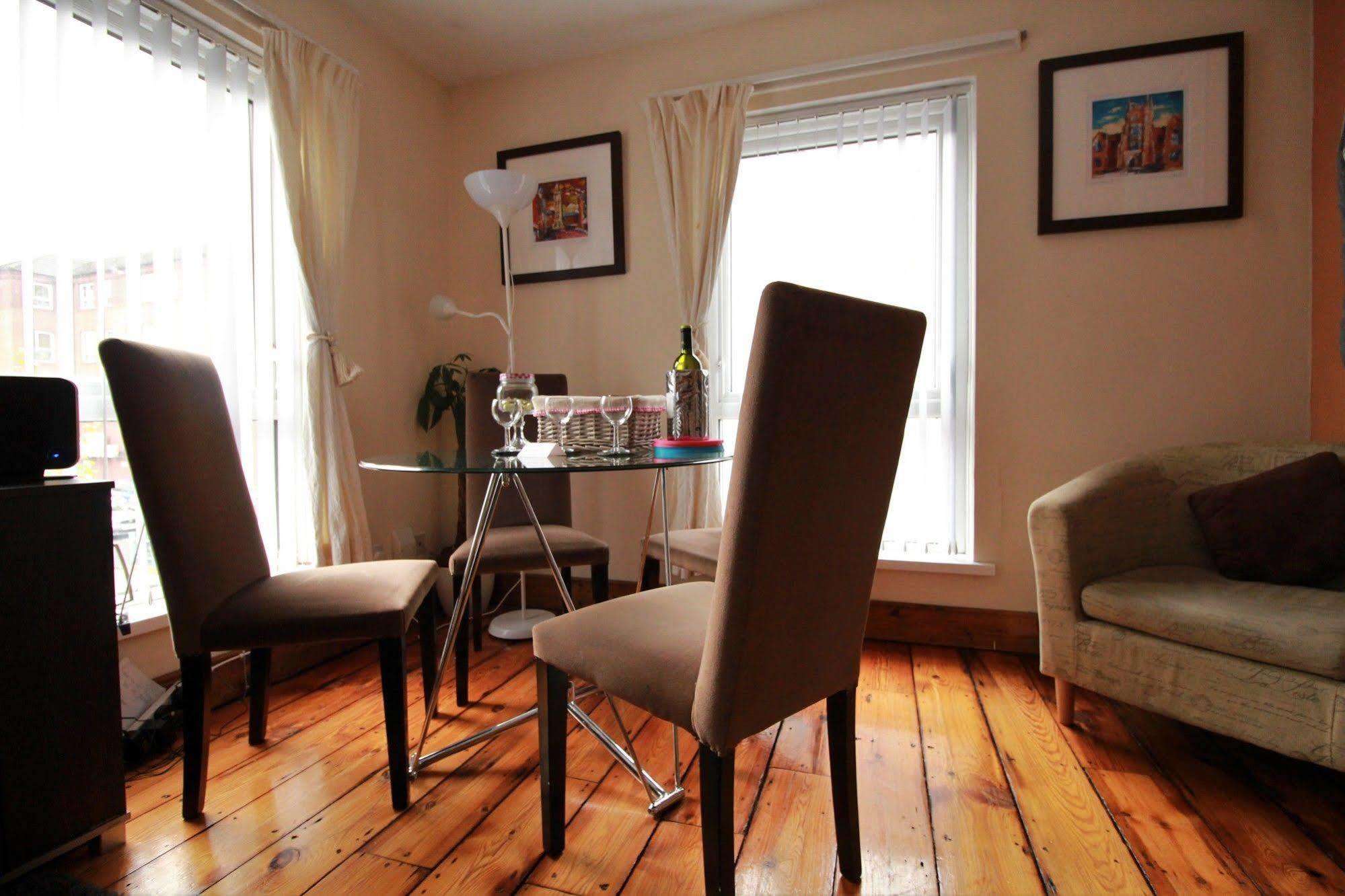 Perfect Central City Location - Parking - 3 Beds - 2 Bedrooms Belfast Exterior photo