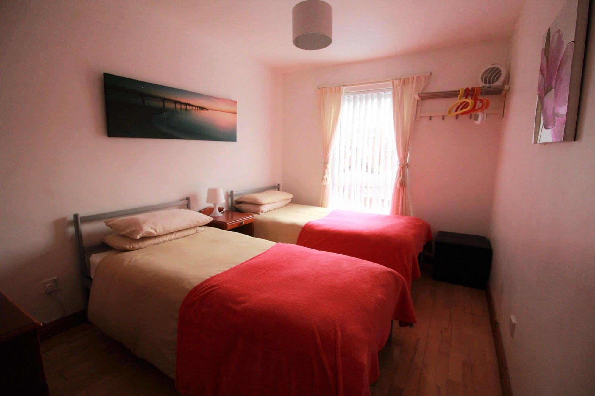 Perfect Central City Location - Parking - 3 Beds - 2 Bedrooms Belfast Exterior photo