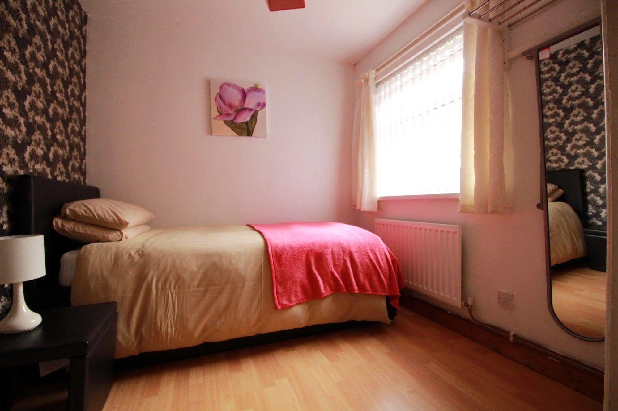Perfect Central City Location - Parking - 3 Beds - 2 Bedrooms Belfast Exterior photo