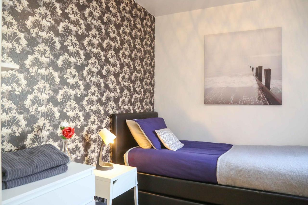 Perfect Central City Location - Parking - 3 Beds - 2 Bedrooms Belfast Exterior photo