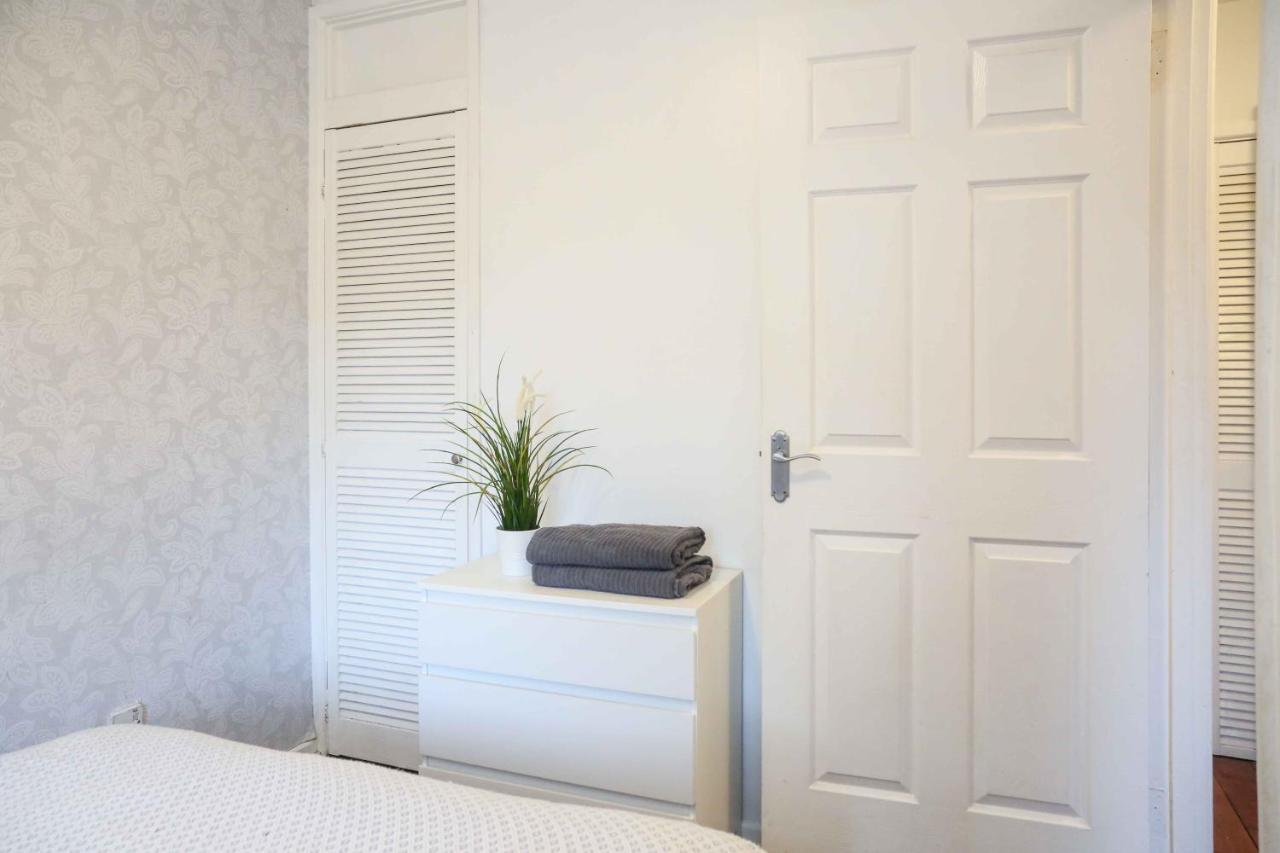 Perfect Central City Location - Parking - 3 Beds - 2 Bedrooms Belfast Exterior photo