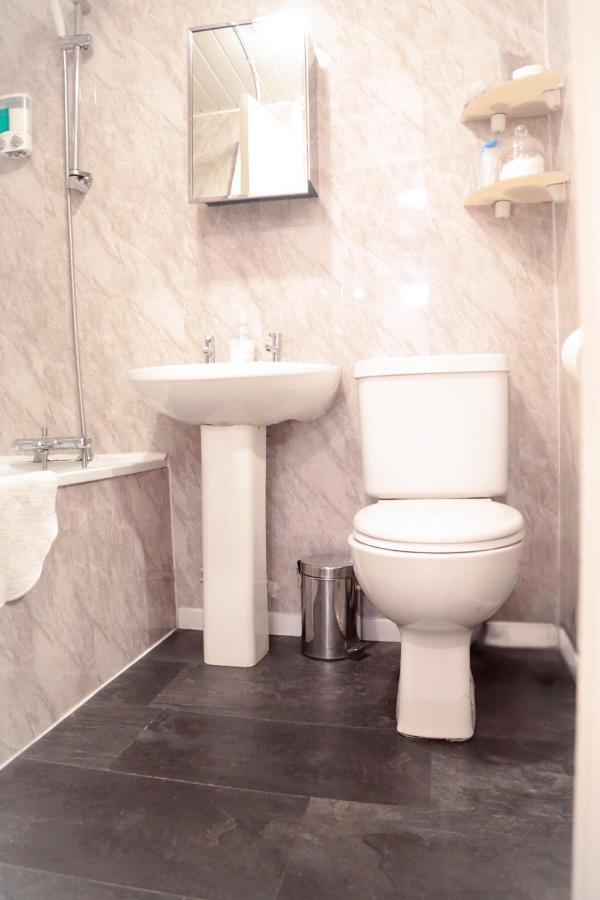 Perfect Central City Location - Parking - 3 Beds - 2 Bedrooms Belfast Exterior photo